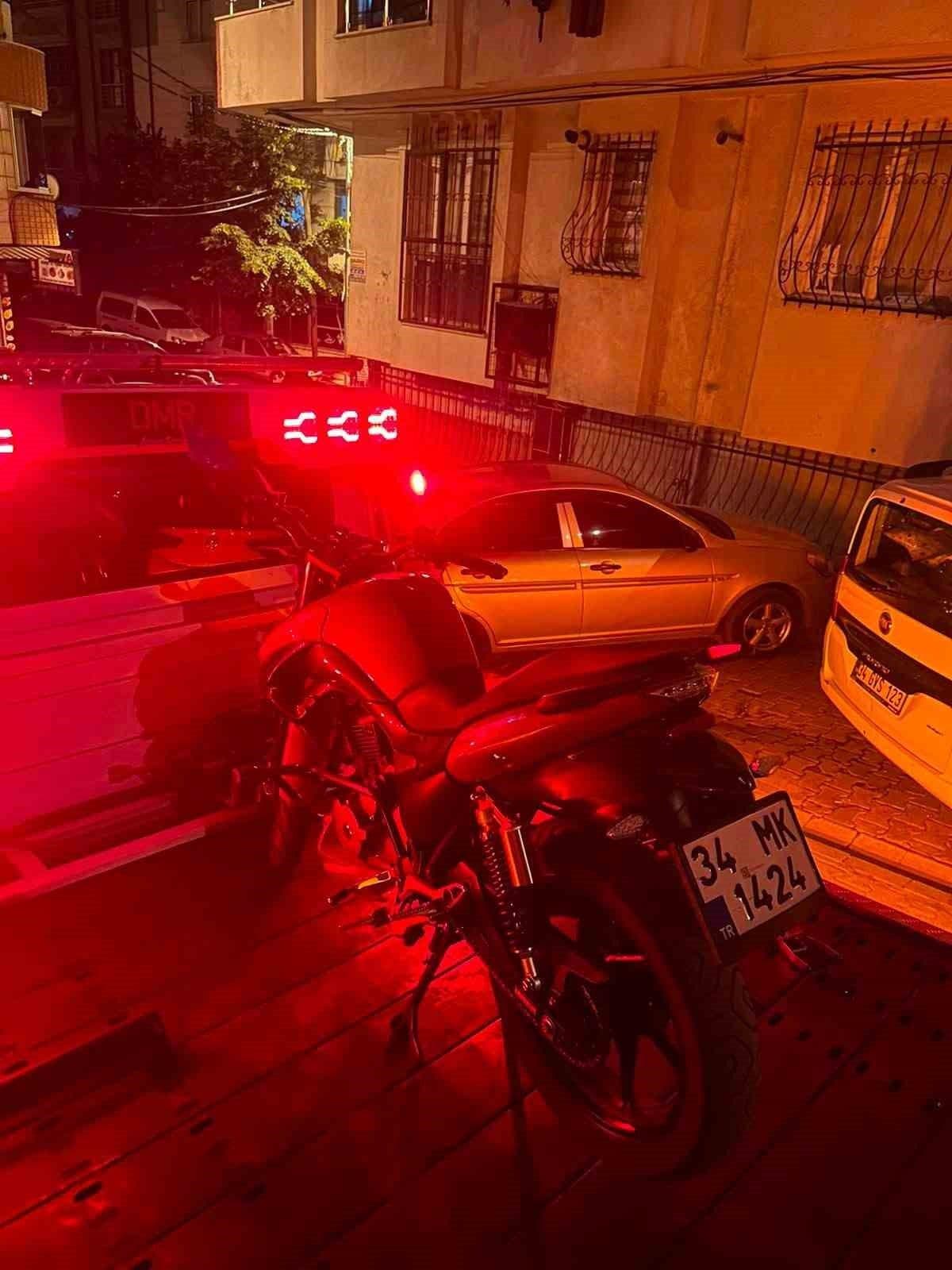 Başakşehir'de trafikten men edilen motosikletin çekici üzerinde görüntüsü.