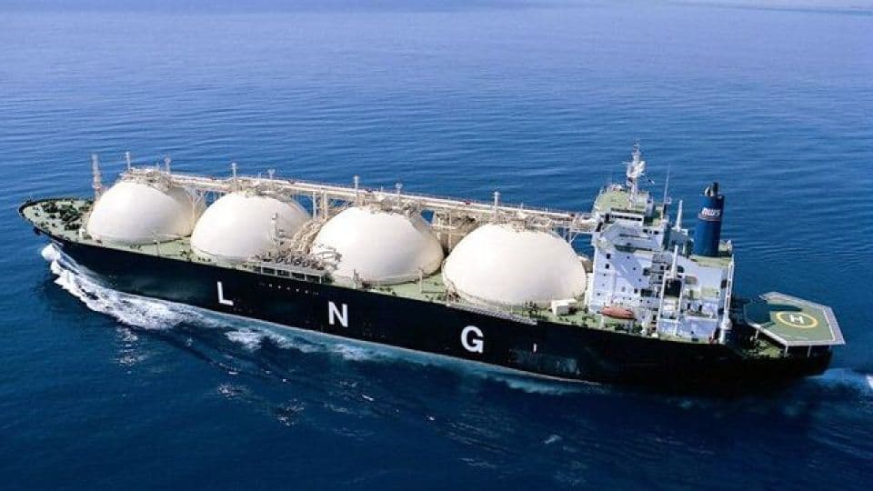 Denizde seyreden bir LNG tankeri, sıvılaştırılmış doğalgaz taşımacılığını gösteriyor.