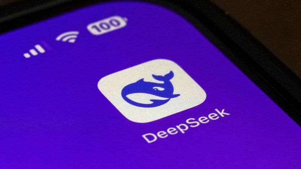 Akıllı telefon ekranında Çinli yapay zeka şirketi DeepSeek'in uygulama logosu.