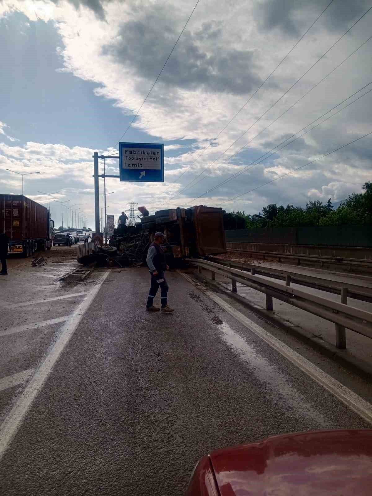 Kocaeli D-100 karayolunda devrilen hafriyat kamyonu, kaza yeri, trafik ve ekipler.