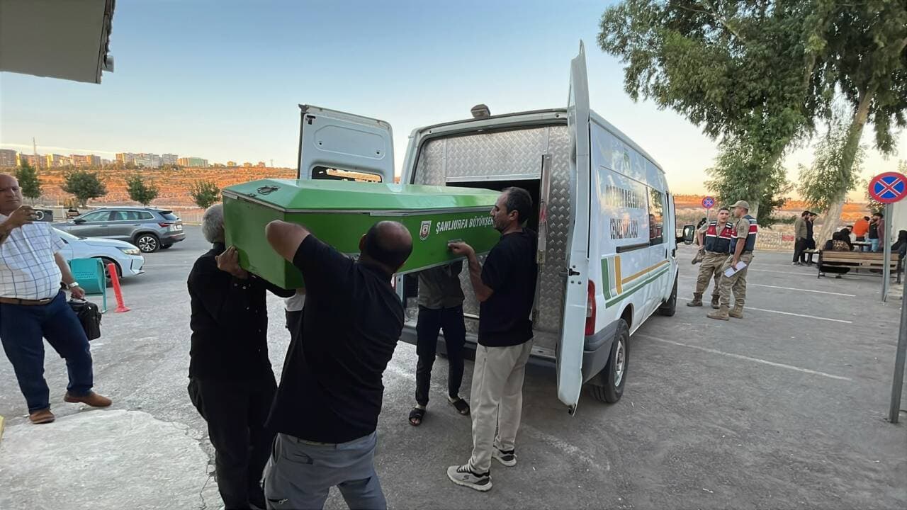 Şanlıurfa'da trafik kazasında hayatını kaybedenlerin cenazelerinin cenaze aracına taşınması.