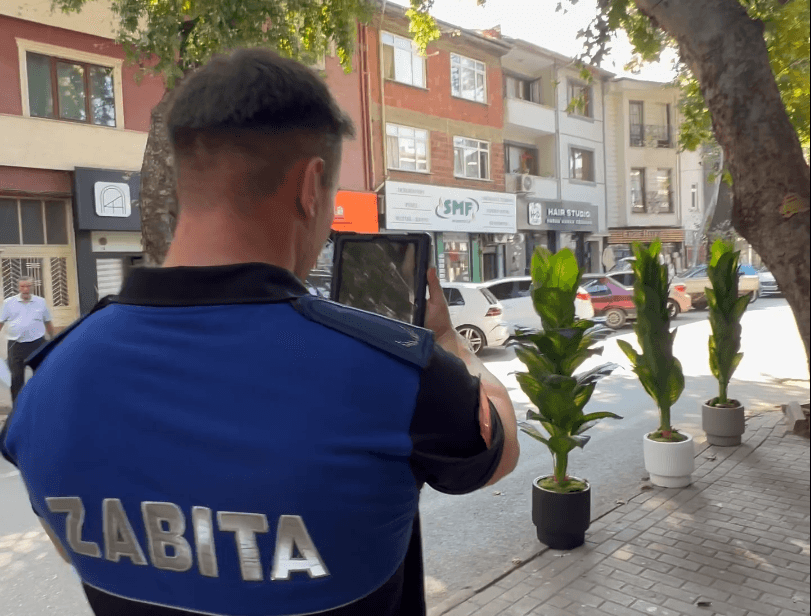 İnegöl Belediyesi Zabıtası Kaldırım İşgali ve Çevre Kirliliğine Karşı Denetimlerini Sıklaştırdı