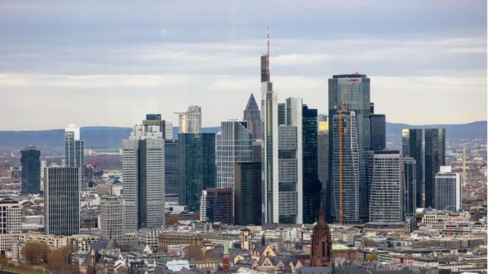 Euro Bölgesi'nin finans merkezi Frankfurt'un gökdelenlerle dolu şehir manzarası.
