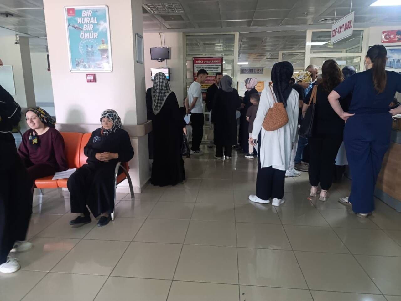 Bursa Orhaneli'de toplu zehirlenme şüphesiyle hastaneye başvuran vatandaşlar, acil servis bekleme alanında.
