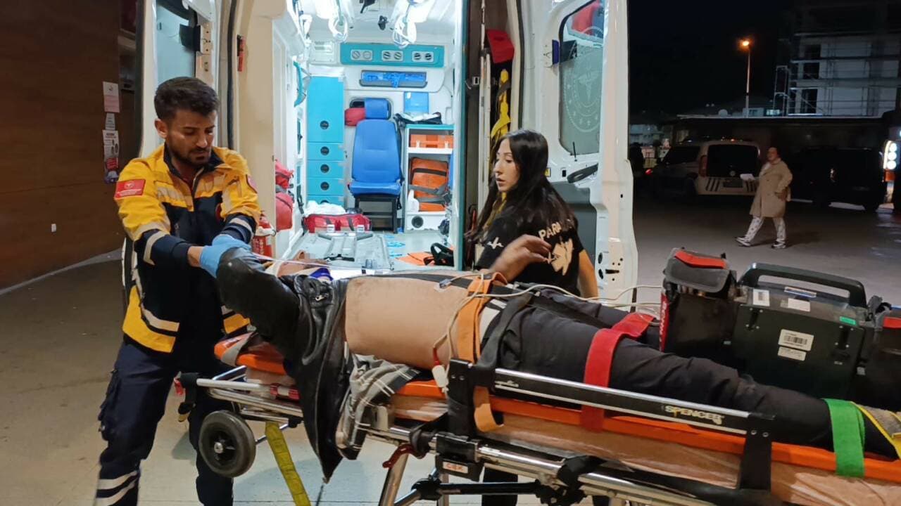 İnegöl'deki motosiklet kazasında yaralanan sürücüye sağlık ekipleri müdahale ediyor.