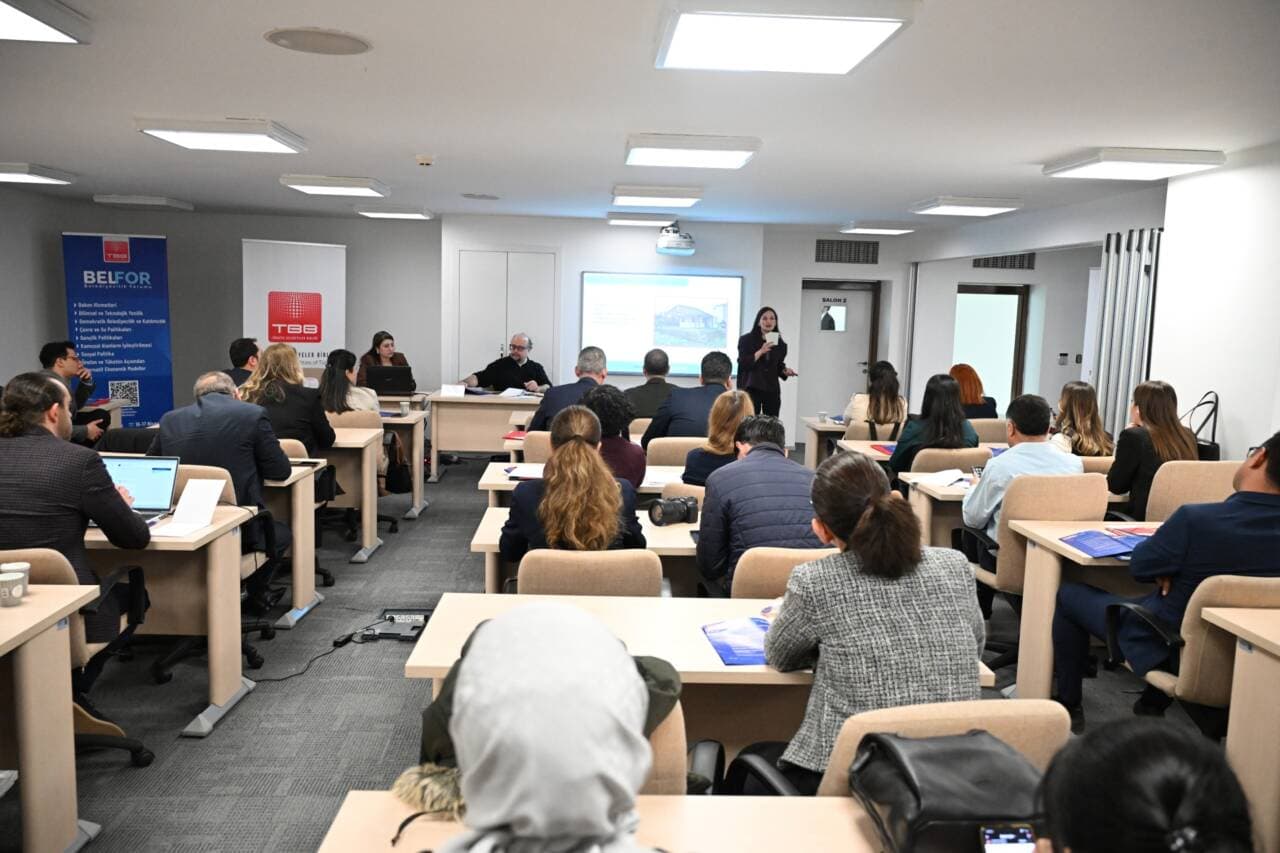Nilüfer Belediyesi'nin Belediyecilik Forumu'nda sunum yaptığı bir toplantı salonu.