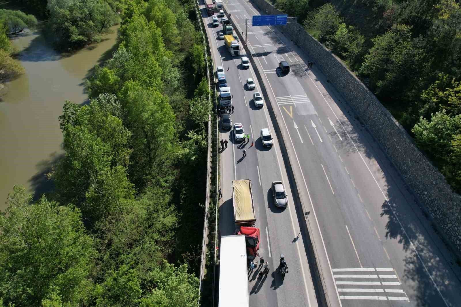Sakarya D-650 Karayolu'nda meydana gelen tır kazası sonrası oluşan trafik yoğunluğu ve olay yeri incelemesi.