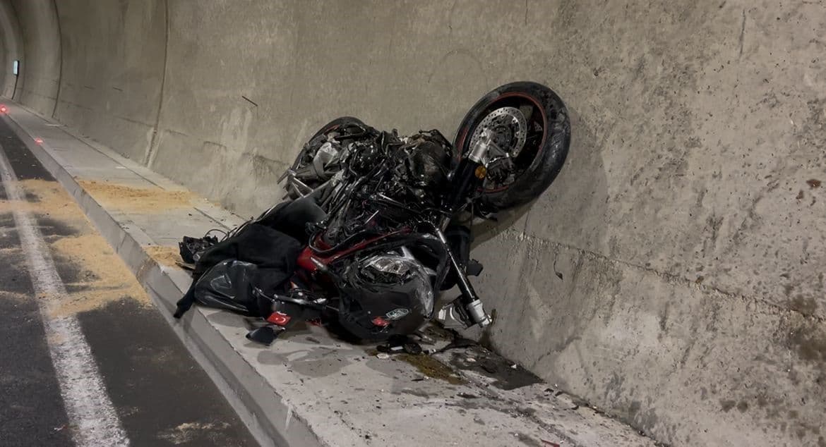 Bursa'da Motosiklet Kazası: Seslendirme Sanatçısı Ali Bilensir Hayatını Kaybetti, Oğlu Yaralandı