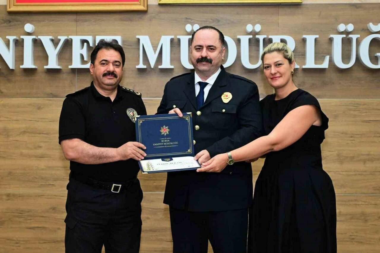Bursa Emniyet Müdürlüğü'nde rütbe terfi töreninde belge alan polis memurları.