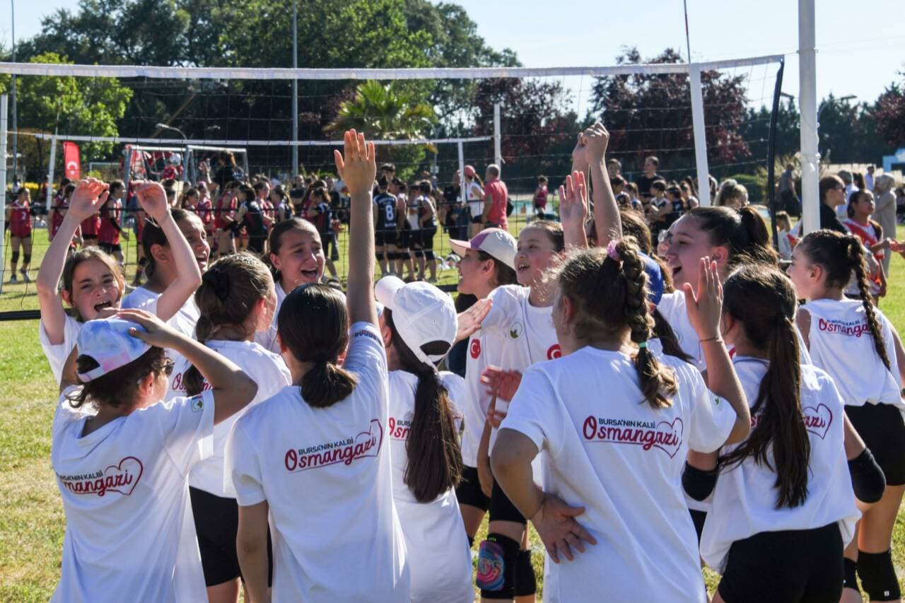 Osmangazi'de Mini Voleybol Şenliği: 1300 Çocuk Sporla Buluştu