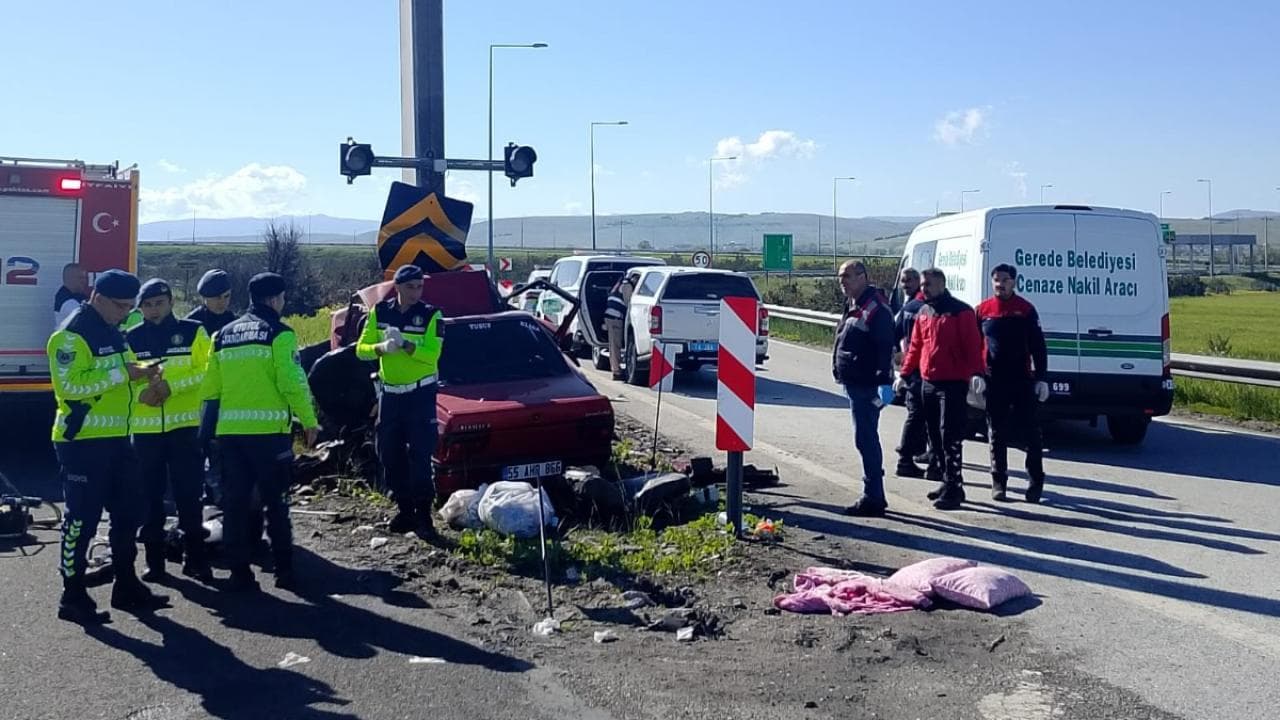 Bolu'da meydana gelen trafik kazası sonrası olay yerinde inceleme yapan jandarma ve sağlık ekipleri, hasarlı otomobil ve cenaze nakil aracı.