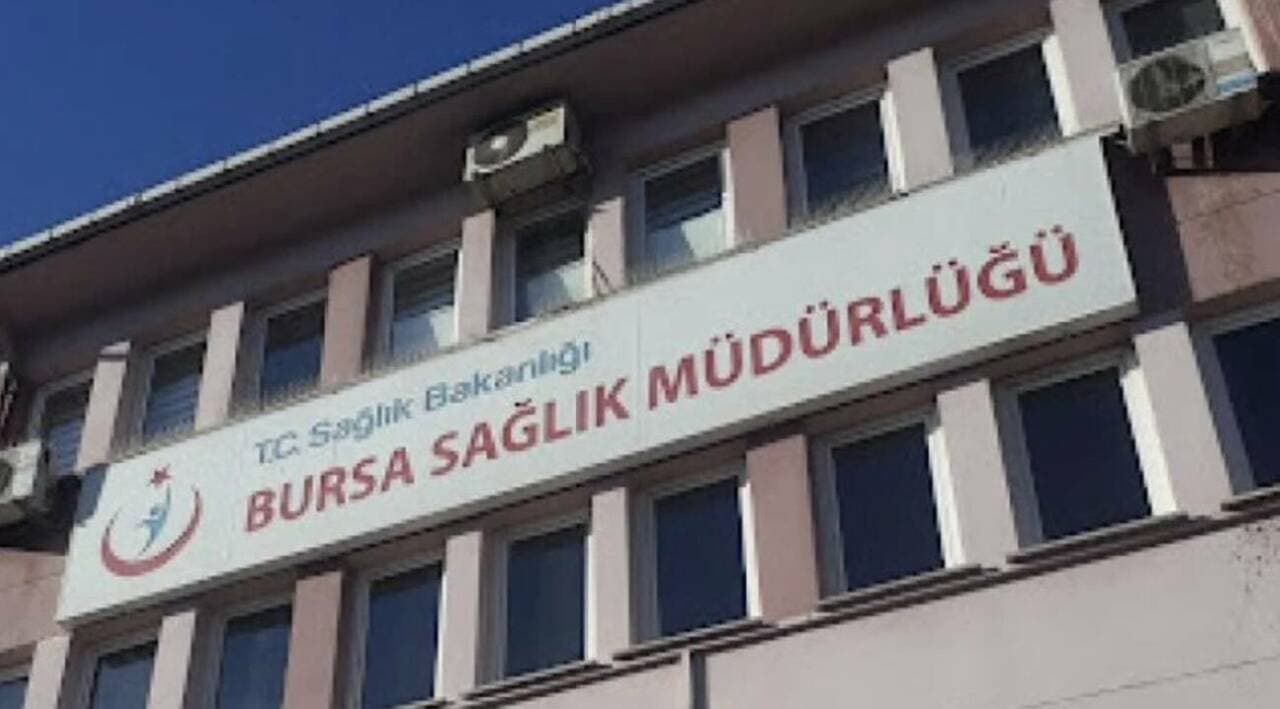 Sağlık çalışanlarına yönelik şiddeti simgeleyen, bir acil servis istasyonu önünde arbede sonrası görüntüsü.