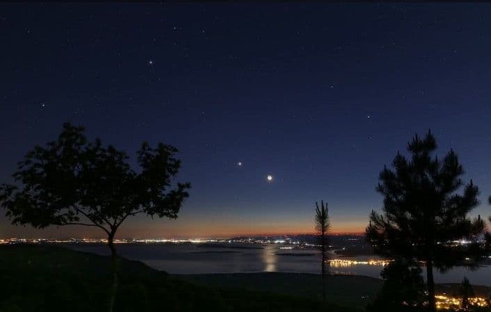 Uluabat Gölü üzerinde Venüs, Ay ve Jüpiter'in görüldüğü gece manzarası.