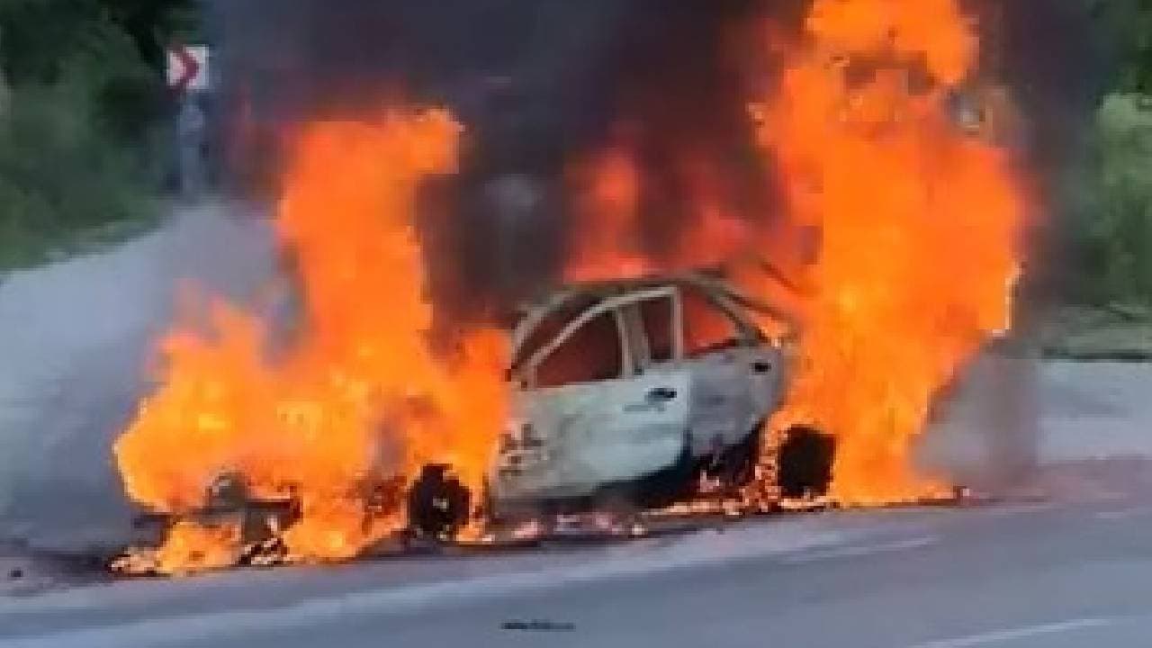 Bursa'da seyir halindeki otomobil alev aldı: Kullanılamaz hale geldi