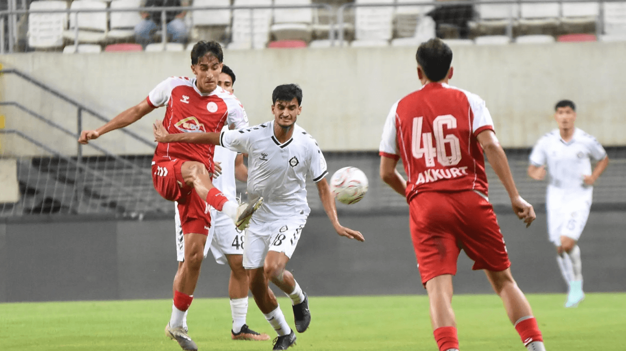 Gemlik Sümerbey ve Altay futbolcuları maç sırasında top kapma mücadelesi veriyor.