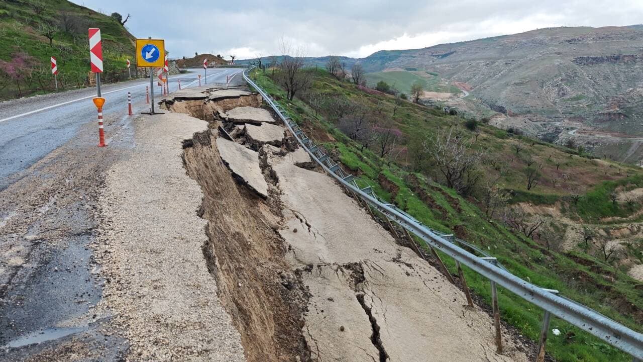 Siirt-Eruh karayolunda heyelan nedeniyle çöken yolun ve hasarlı bariyerlerin görünümü.