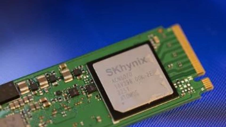 SK Hynix marka bir bellek çipi ve devre kartı.