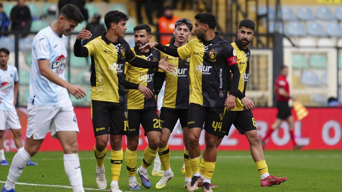 İstanbulspor ve Adana Demirspor futbolcuları sahada.