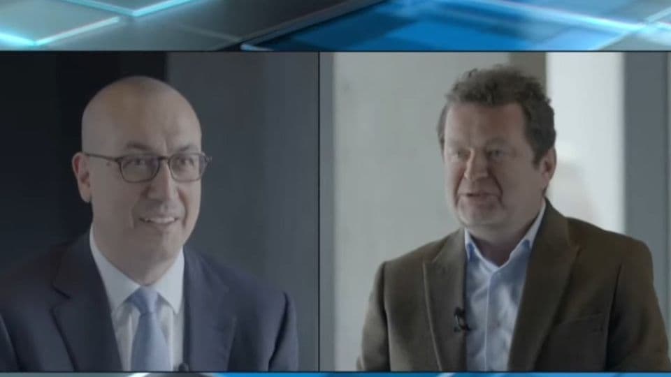 BBVA CEO'su Onur Genç röportaj verirken