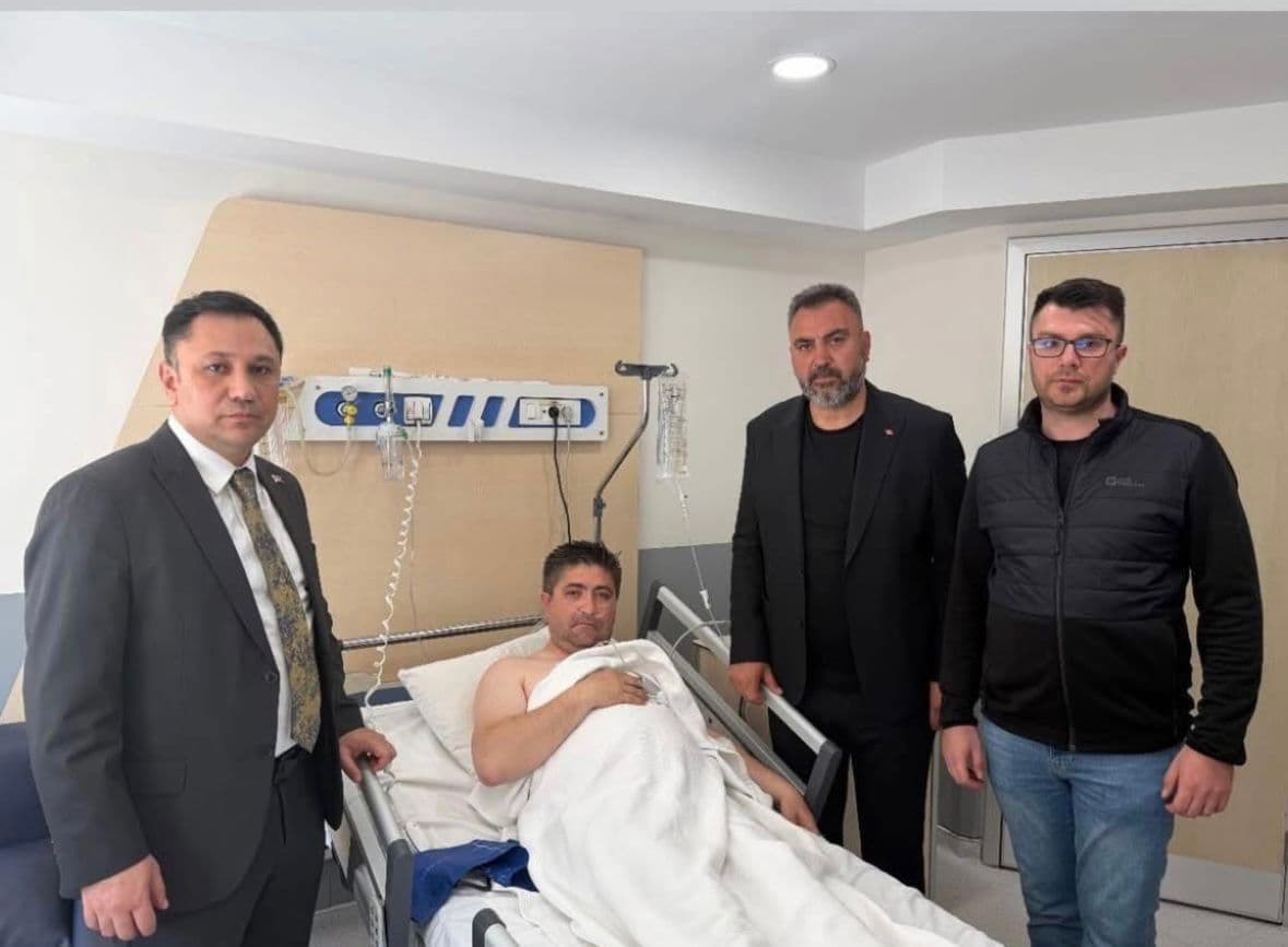 Eski Tarım A.Ş. Genel Müdürü Sedat Akar hastane yatağında ziyaretçileriyle birlikte görülüyor.