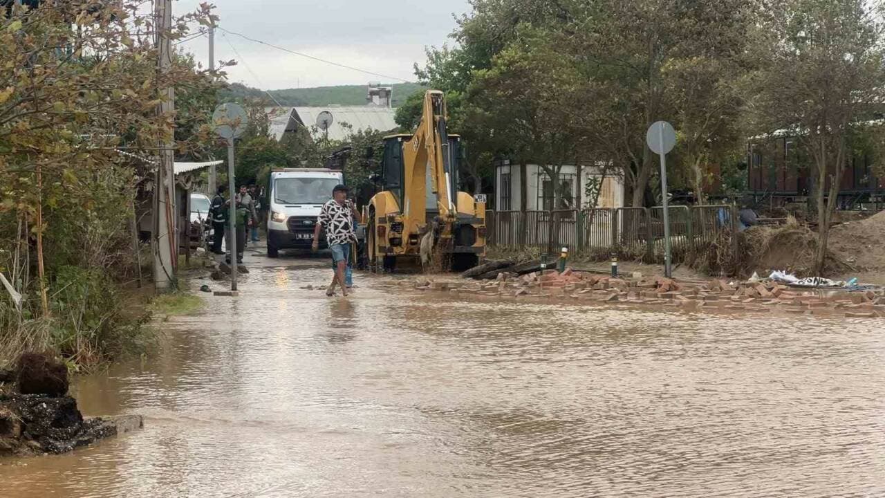 Bursa Mudanya'da Sağanak Yağış Sonrası Su Baskınları: Yetkililer Olay Yerinde İnceleme Yaptı