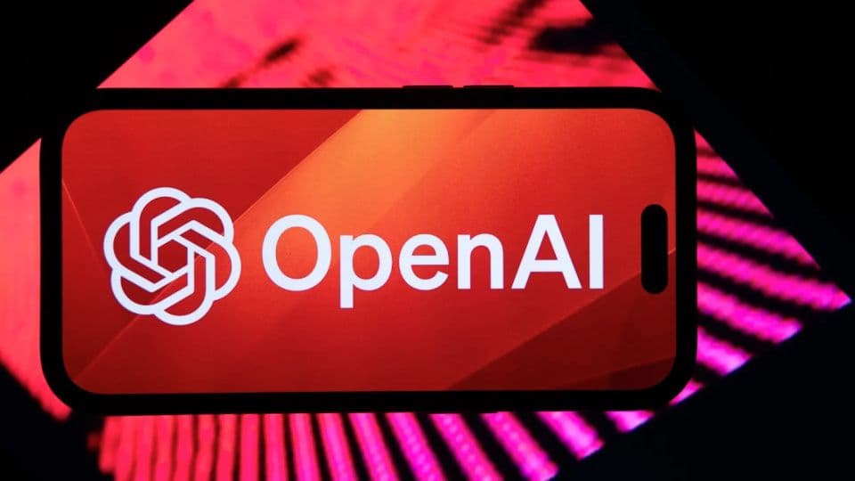 Akıllı telefon ekranında OpenAI logosu ve yazısı.