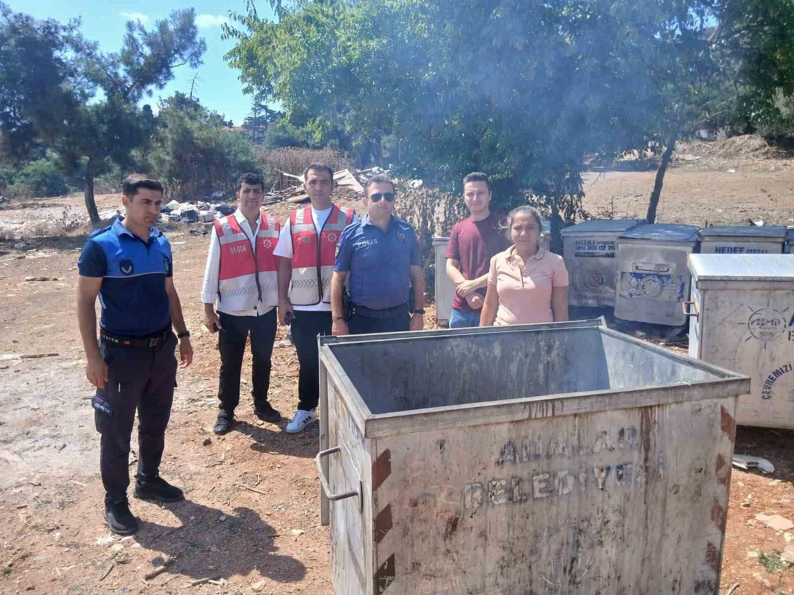 Adalar'da kaçak ürün imha operasyonunda görevli polis ve zabıta ekipleri.