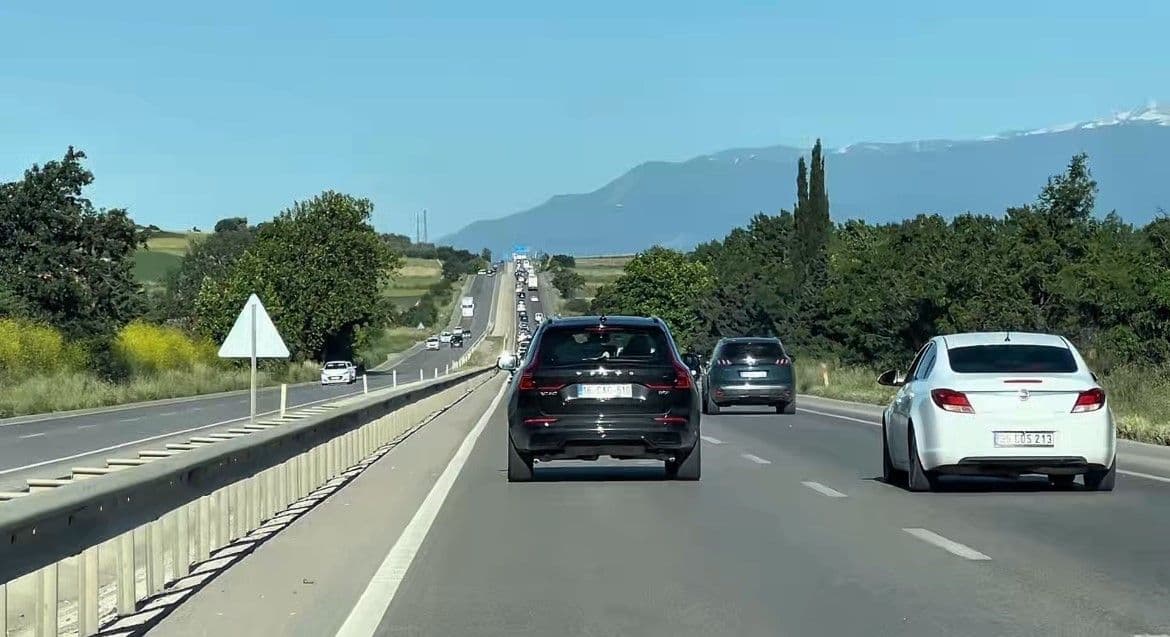 Kurban Bayramı dönüşü Bursa otoyolunda yoğun trafik ve araç kuyrukları.