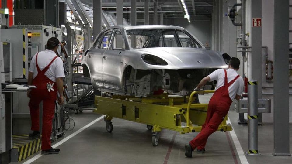 Porsche fabrikasında çalışanlar, otomobil üretimi sırasında.