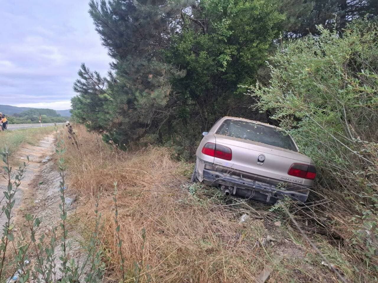 Bozüyük-İnegöl karayolunda ağaca çarpmış otomobilin kaza sonrası görüntüsü.