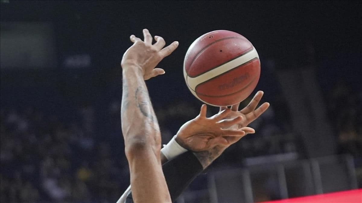Basketbol maçında topa uzanan eller