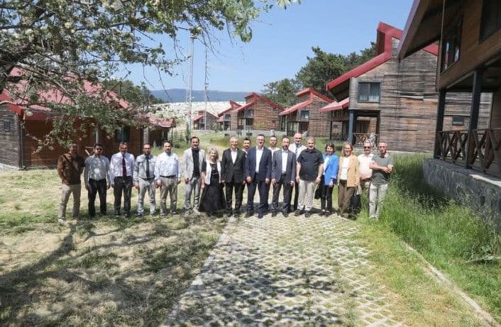 Keles Belediyesi ve Bursa Teknik Üniversitesi yetkilileri, Kocayayla'daki işbirliği projesi için bir araya geldi.