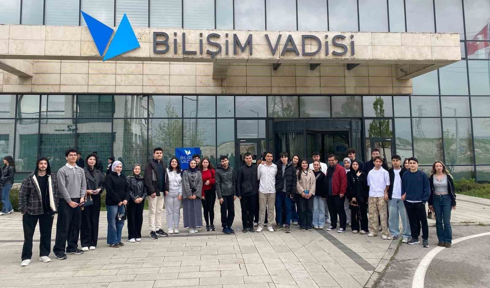 Esenyurt Belediyesi'nin Bilişim Vadisi gezisine katılan öğrenciler, vadinin girişinde toplu halde duruyor.