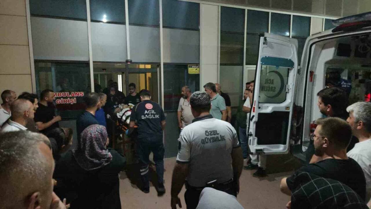 Bursa Orhangazi'de motosiklet kazası sonrası hastaneye kaldırılan yaralı ve sağlık ekipleri.