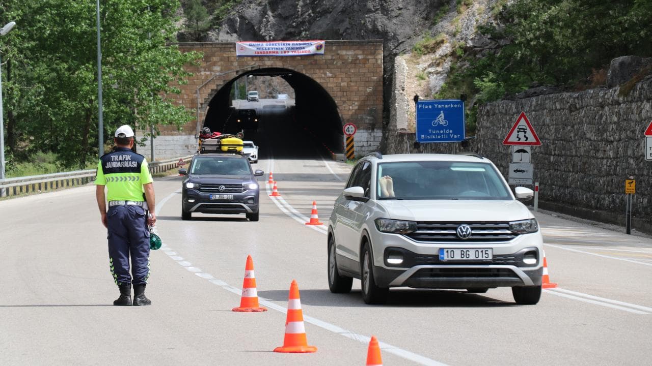 Kurban Bayramı tatilinde karayolunda trafik denetimi yapan jandarma görevlisi.