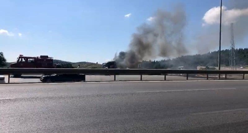Bursa Gemlik-Bursa karayolunda yanan TIR ve itfaiye aracı.