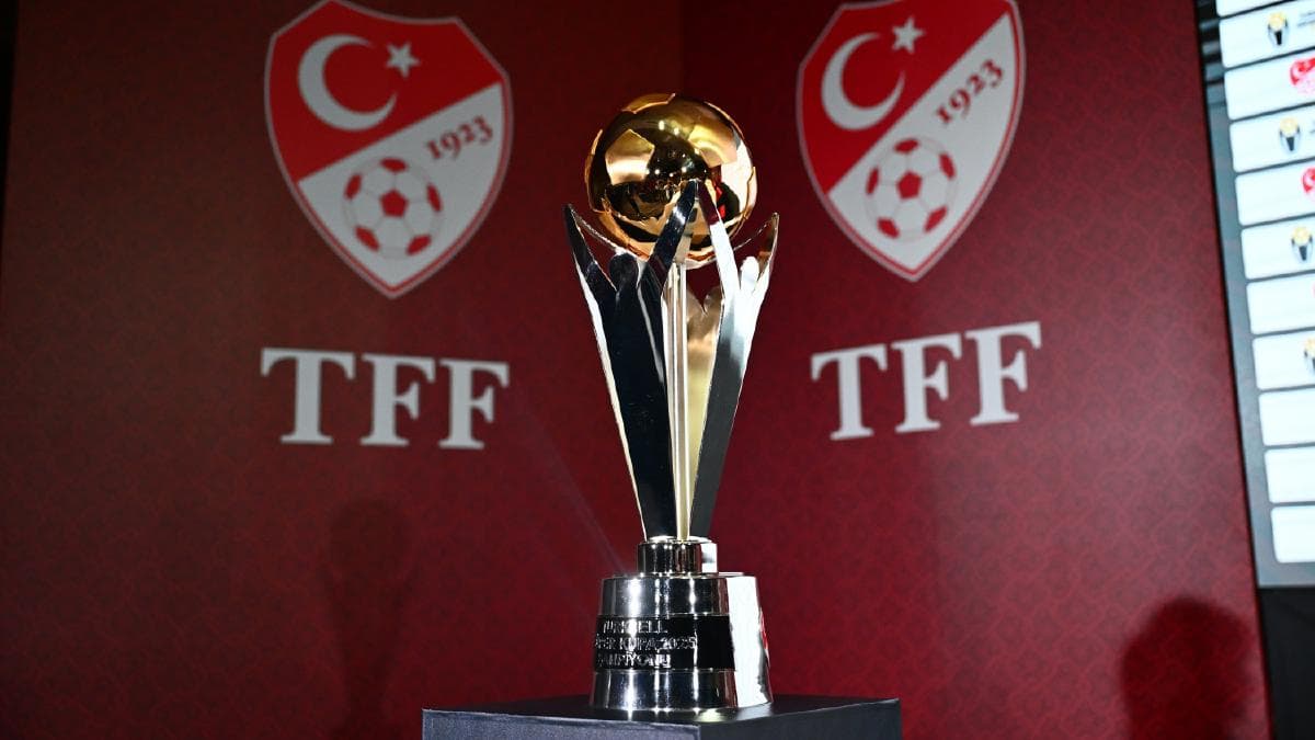Turkcell Süper Kupa kupası, TFF logosu önünde