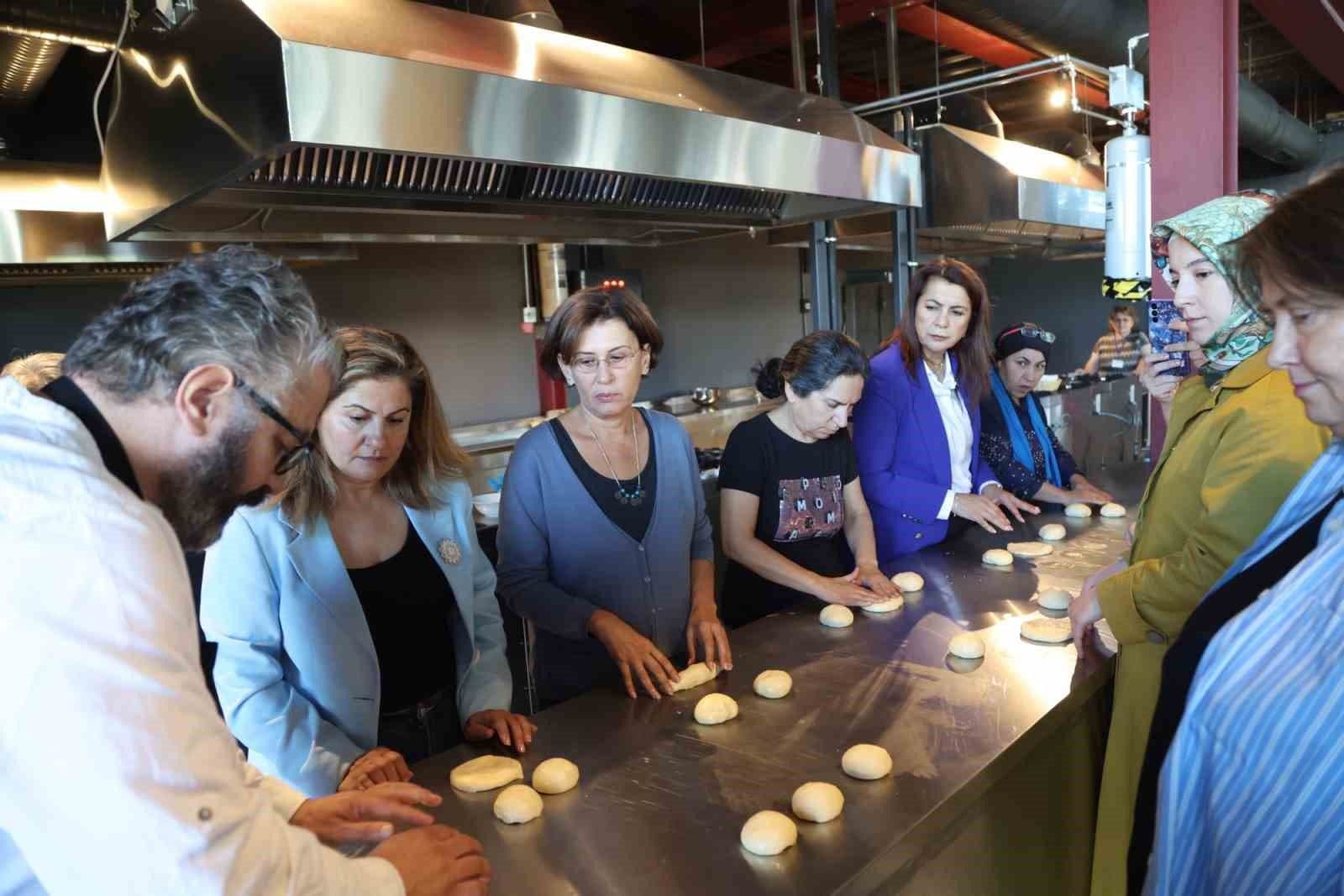 Nilüfer'de Sennur Sezer Anısına Gastronomi Atölyesi: 'Eski İkramlar' Canlandı