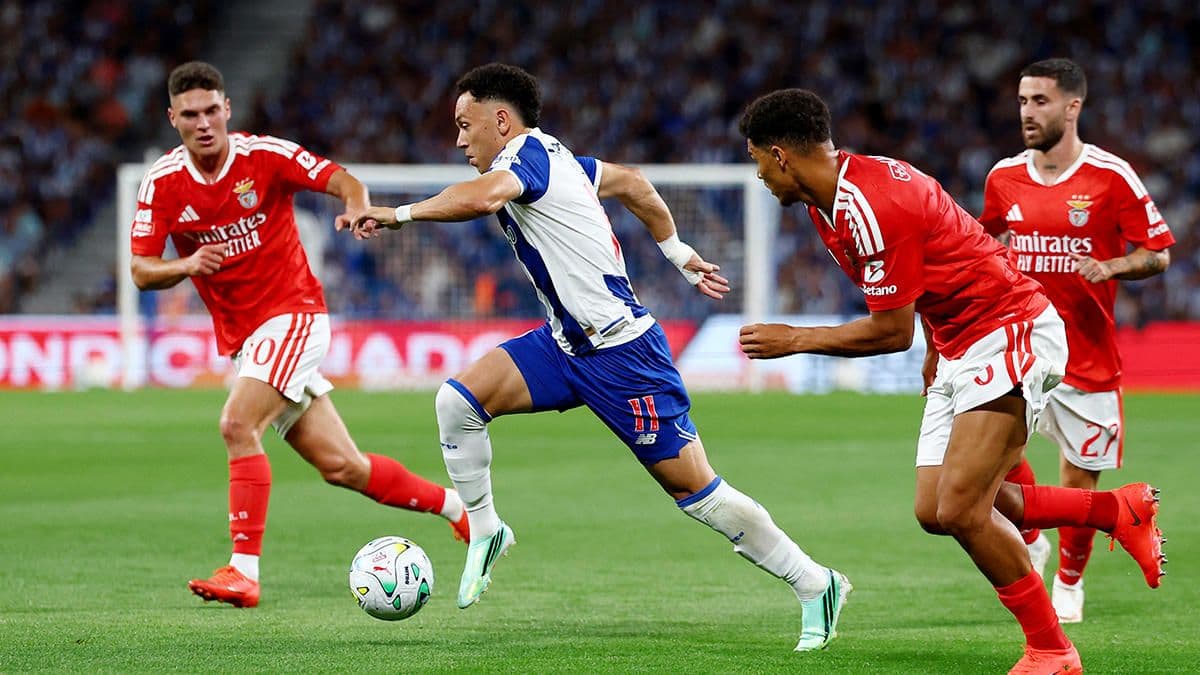 Porto ve Benfica futbolcuları Portekiz Ligi derbisinde top için mücadele ediyor.