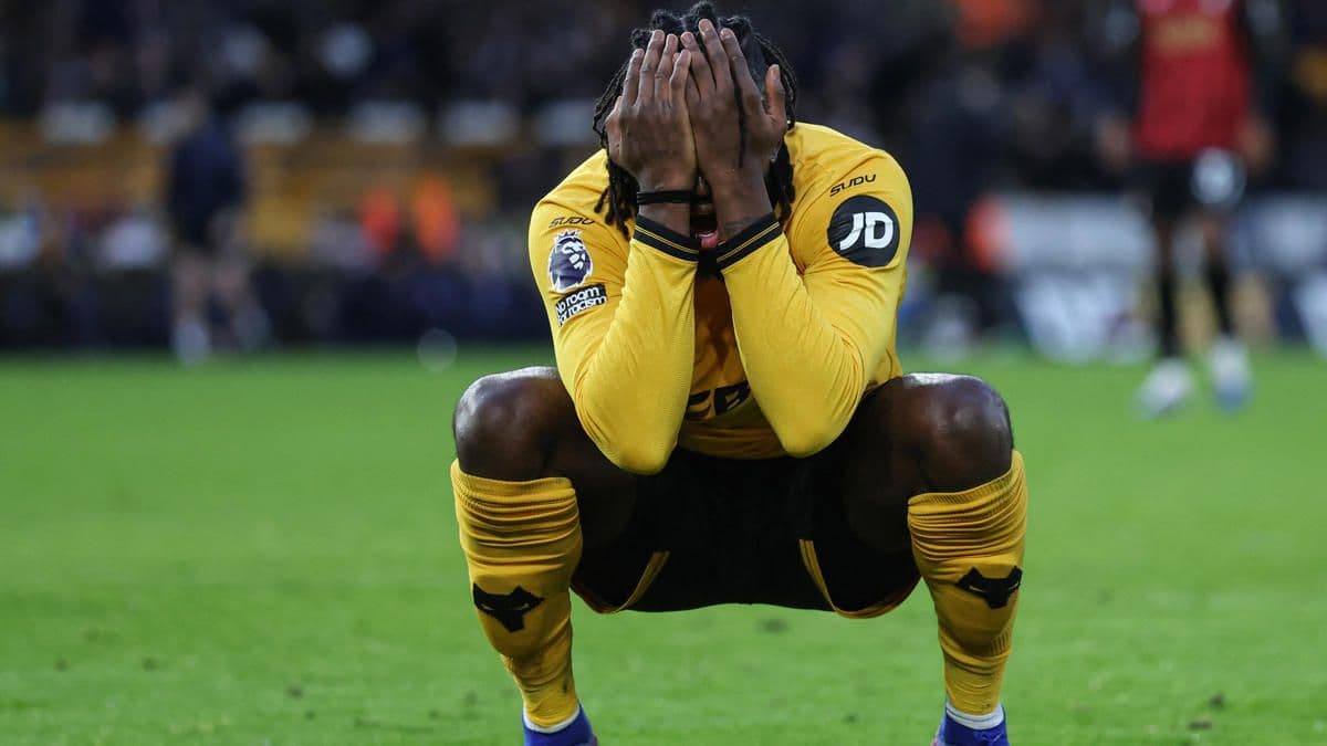 Premier Lig'den düşen Wolverhampton takımından üzgün bir futbolcu, sahada elleriyle yüzünü kapatıyor.