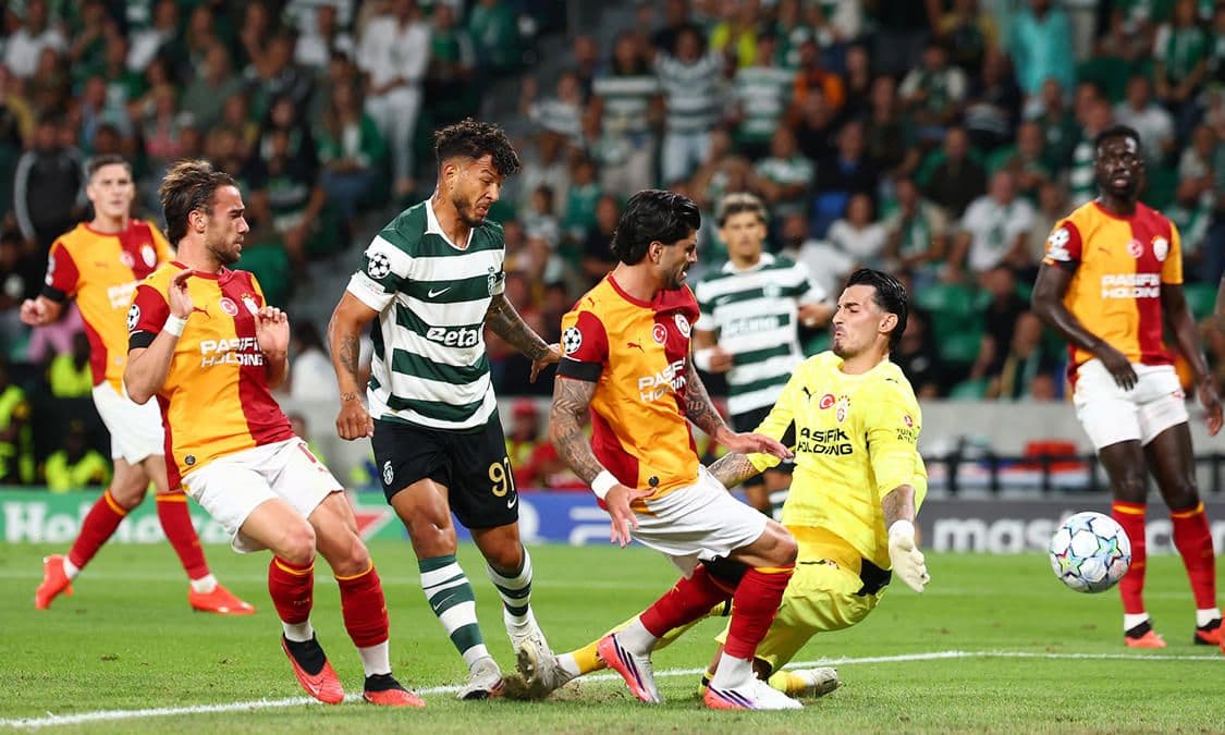 Galatasaray ve Sporting oyuncuları UEFA Şampiyonlar Ligi maçında top kapma mücadelesi veriyor.