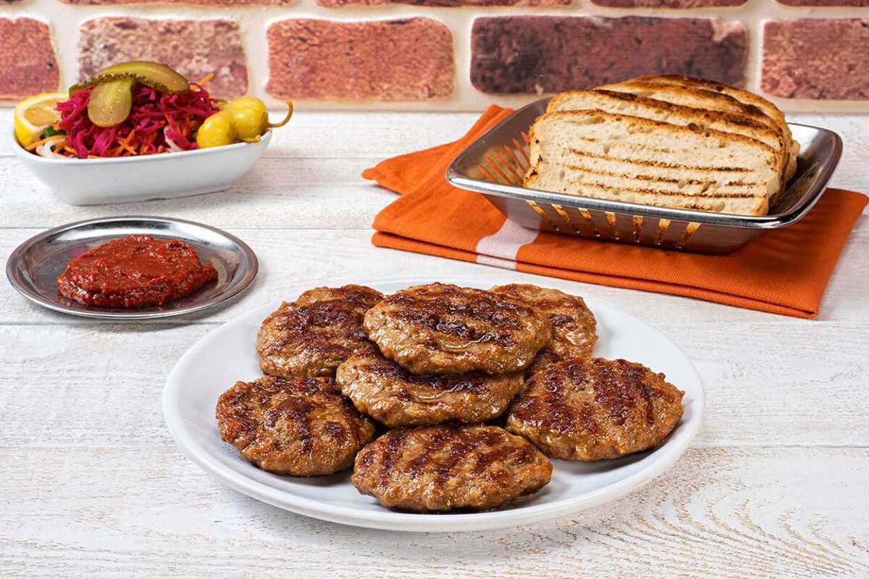Köfteci Yusuf menüsünden ızgara köfte, salata ve ekmek tabağı.