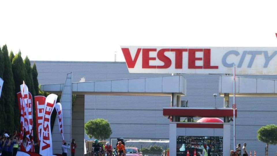 Vestel City üretim tesisinin dışarıdan görünümü ve logosu.