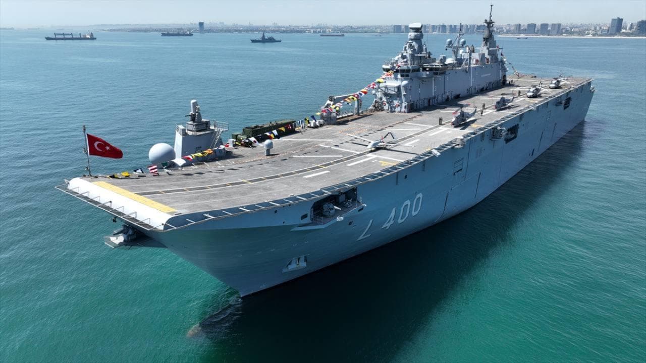 Türkiye'nin en büyük savaş gemisi TCG Anadolu denizde seyir halinde.