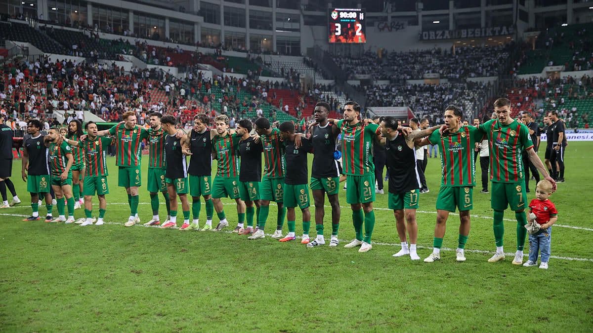 Amedspor futbolcuları sahada, Süper Lig maçı sonrası.