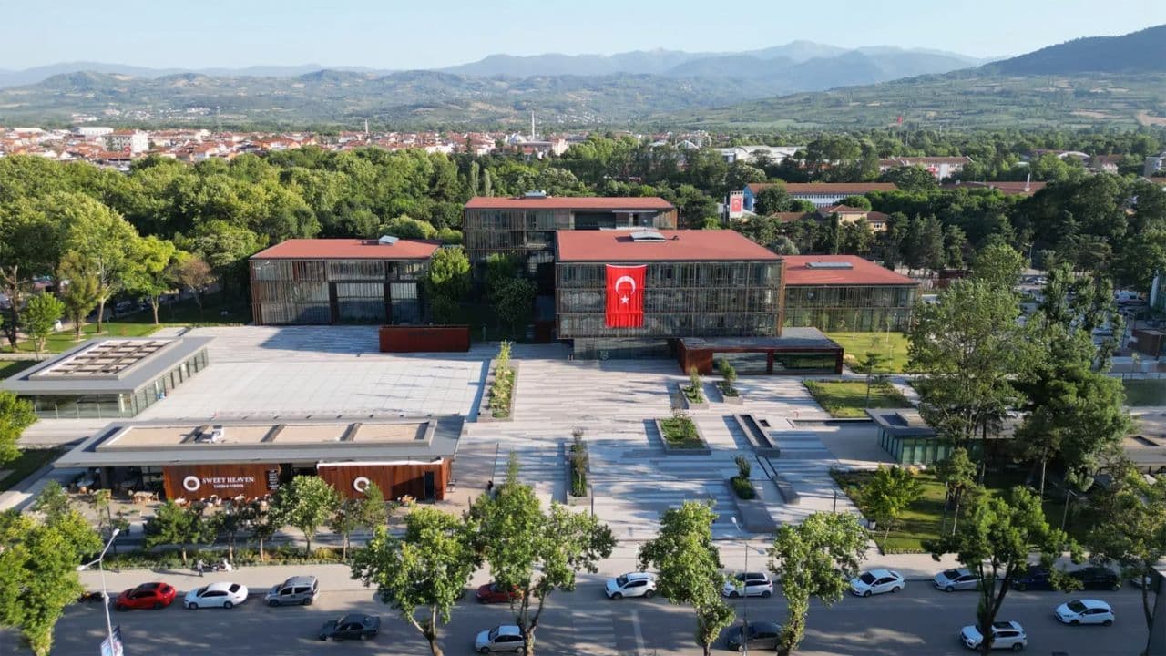 İnegöl Belediyesi binası havadan görünüm.
