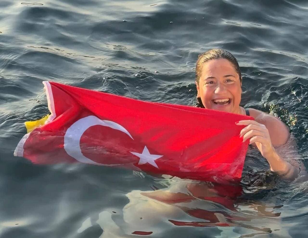 Milli Yüzücü Aysu Türkoğlu, Tsugaru Kanalı'nı Yüzerek Geçen En Genç Türk Oldu