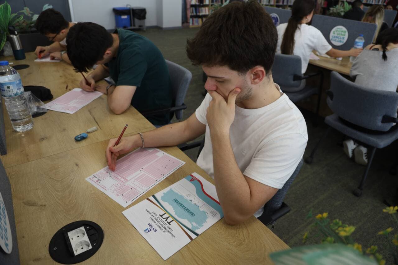 Bursa'da üniversite sınavı provasına katılan öğrenciler, TYT deneme sınavı çözüyor.
