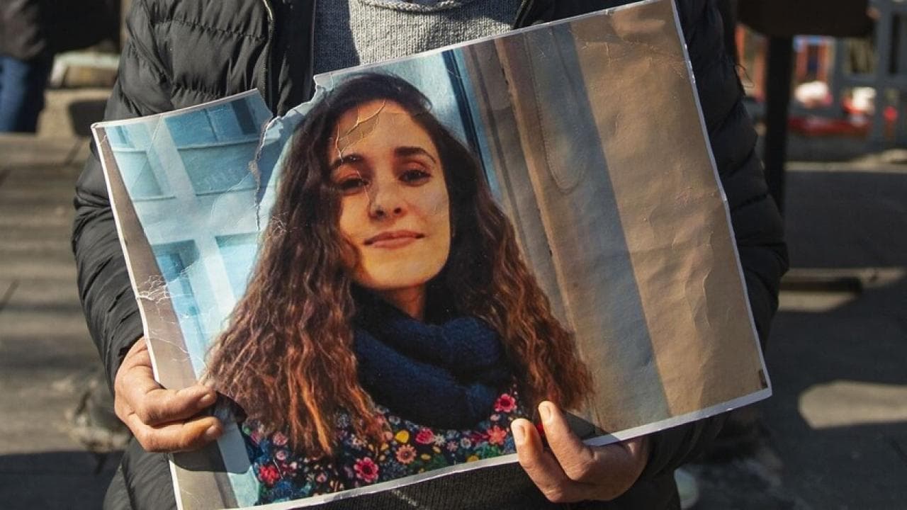 Gülistan Doku soruşturması kapsamında elinde fotoğrafı tutan bir kişi.