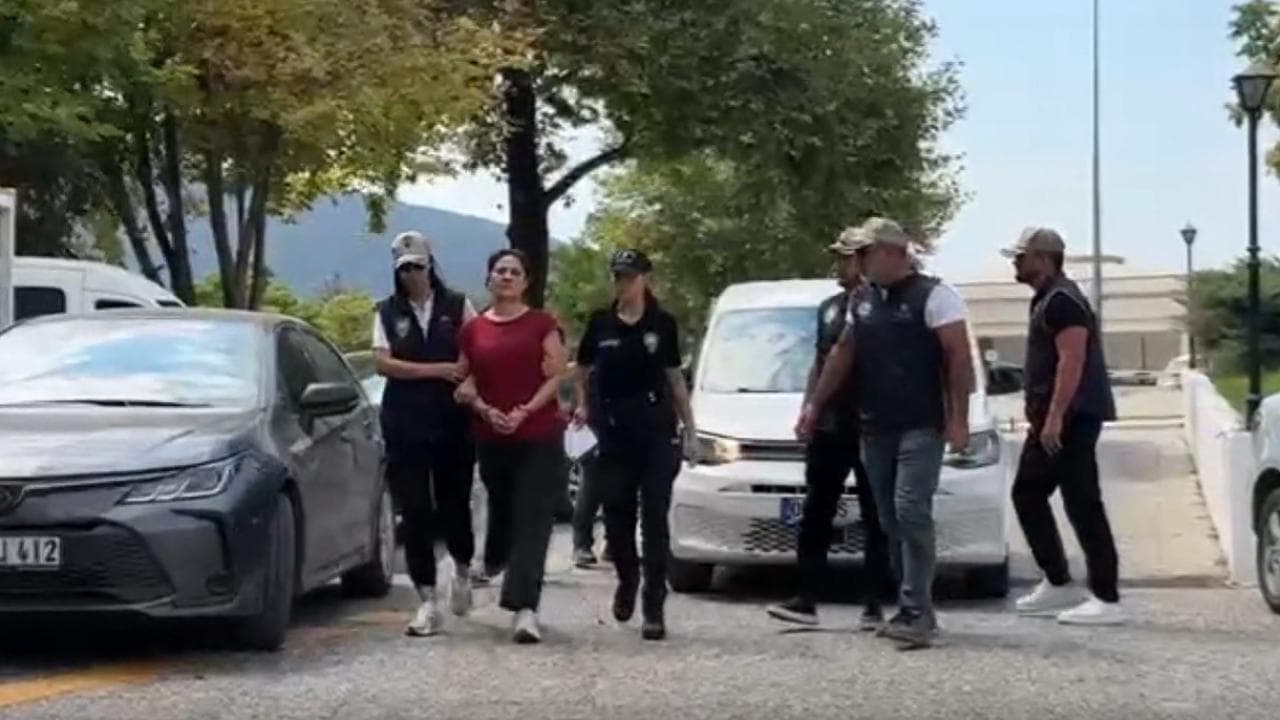 FETÖ Firarisi Burkay Karatepe'nin Ablası Adliyeye Sevk Edildi